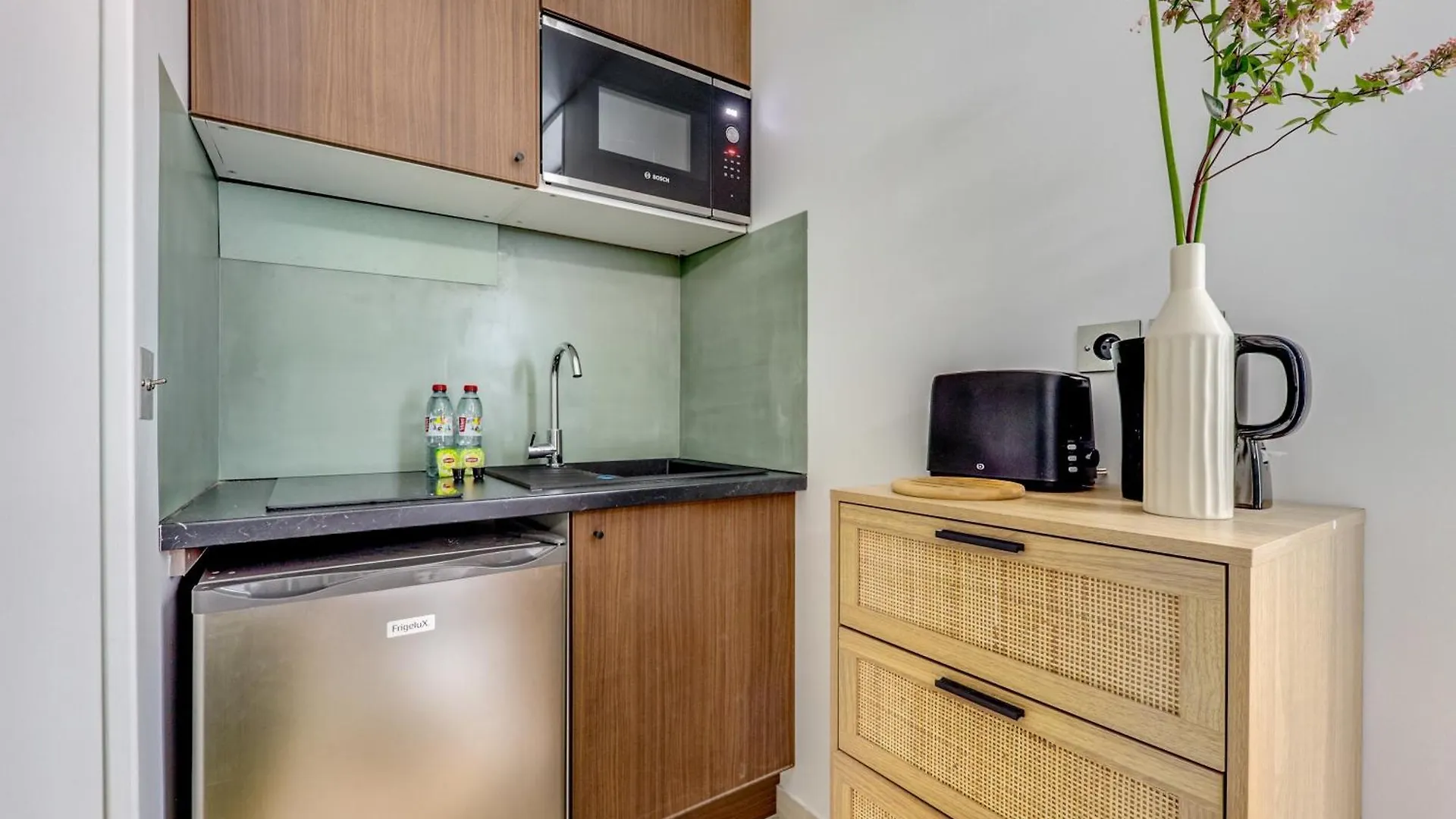 Montmartre L Center & Historic Sacre-coeur Apartment