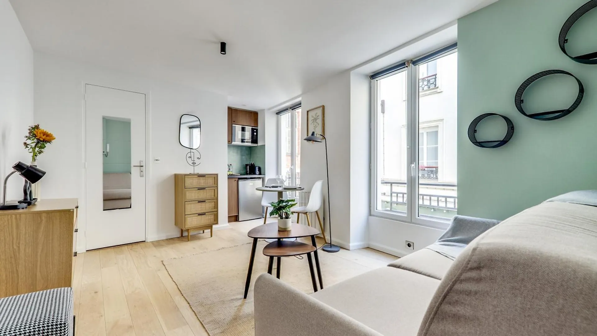 Montmartre L Center & Historic Sacre-coeur Apartment *