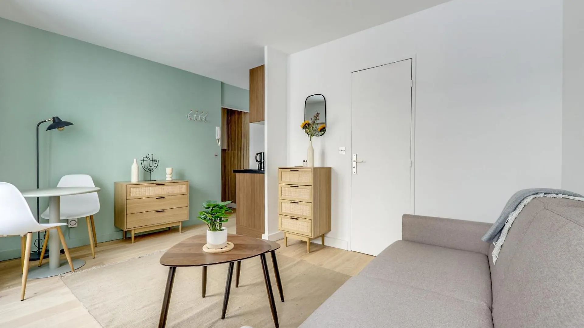Montmartre L Center & Historic Sacre-coeur Apartment