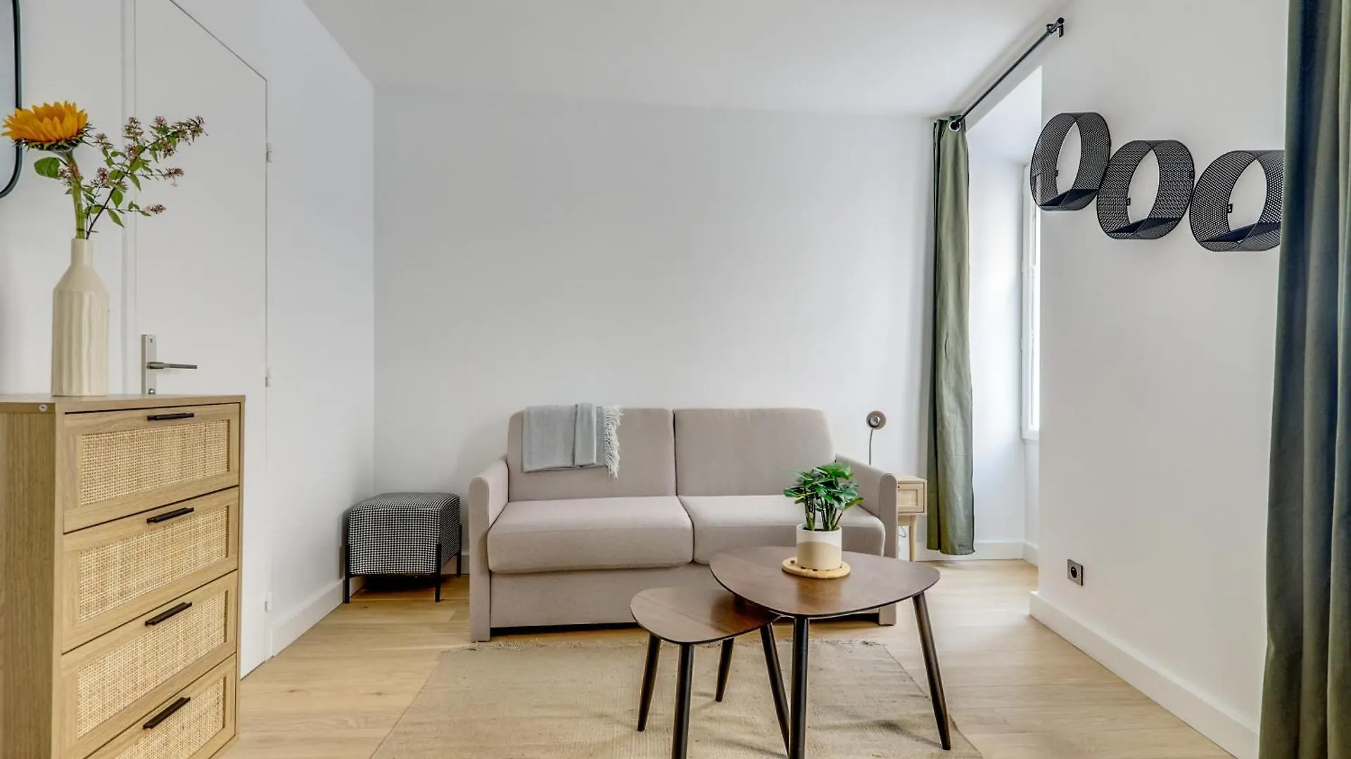 Montmartre L Center & Historic Sacre-coeur Apartment *